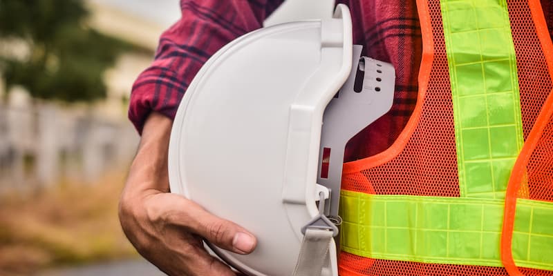 white hard hat being held against hi-vis.jpg (39 KB)
